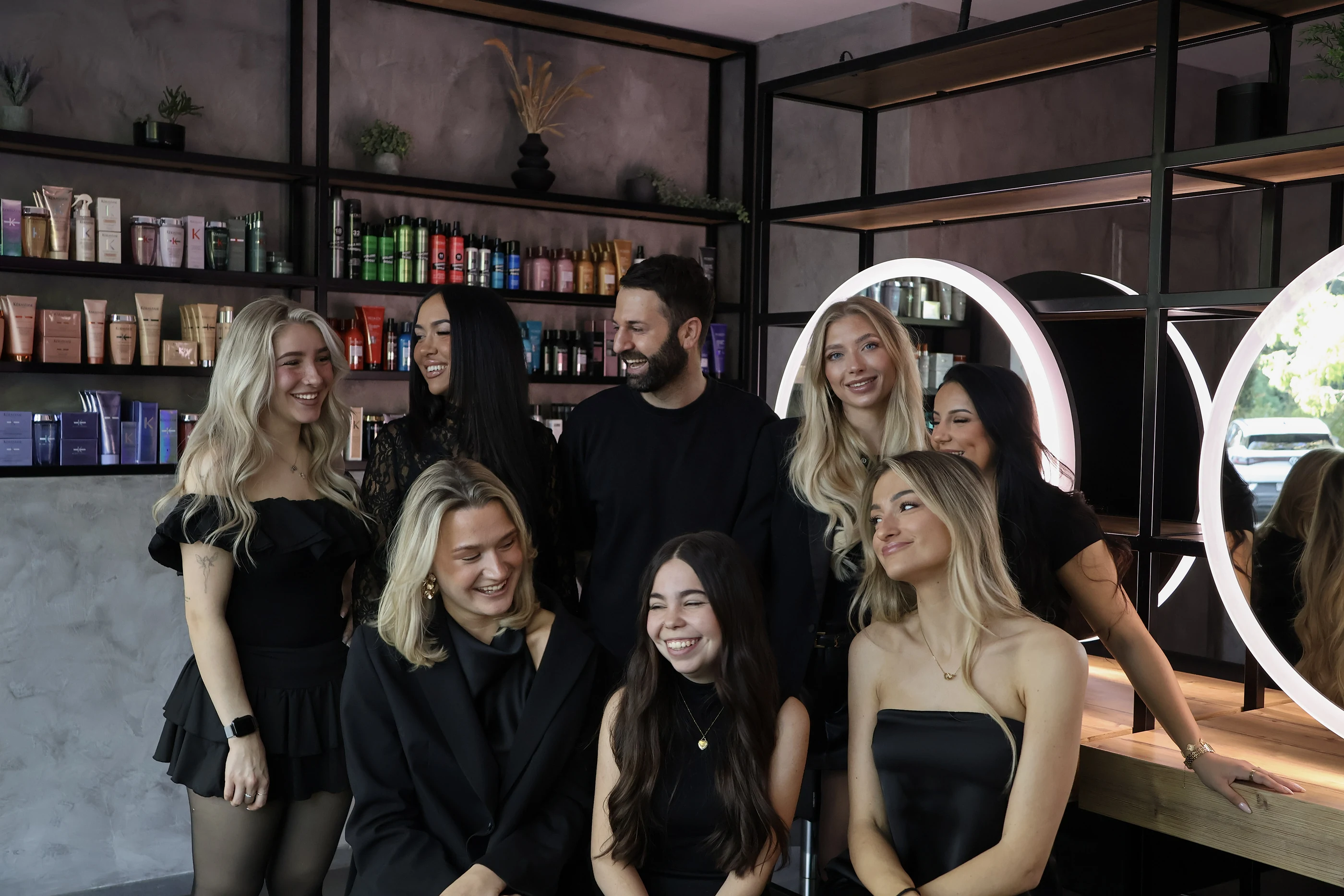 Das VEÍZU Team im Salon Frankfurt – Friseurhandwerk mit Haltung